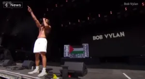 Bobby Vylan poziva množico k skandiranju: "Smrt, smrt izraelski vojski!"
