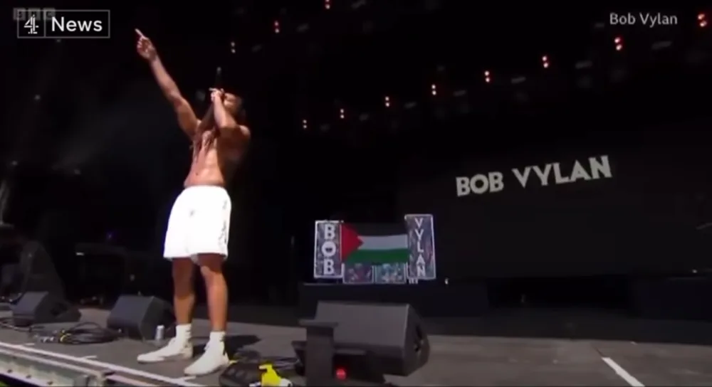 Bobby Vylan poziva množico k skandiranju: "Smrt, smrt izraelski vojski!"