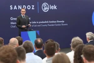 Gregor Makuc, glavni izvršni direktor Leka, govori na slovesnosti polaganja temeljnega kamna.