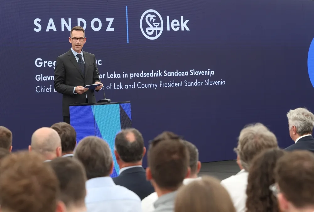 Gregor Makuc, glavni izvršni direktor Leka, govori na slovesnosti polaganja temeljnega kamna.