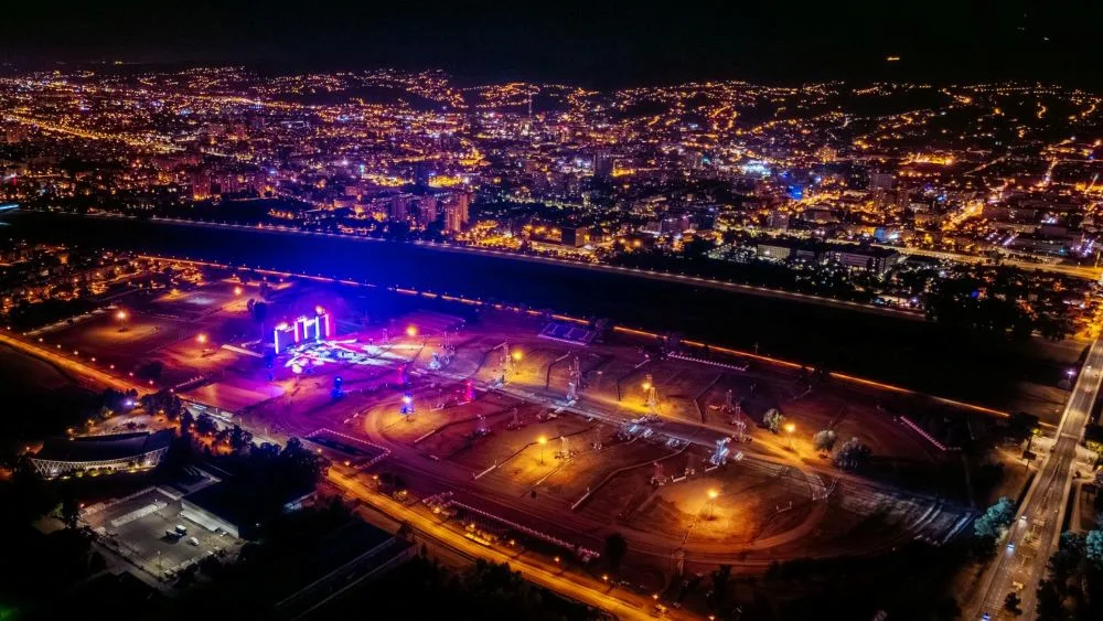 Hipodrom v Zagrebu ponoči, osvetljen za koncert.