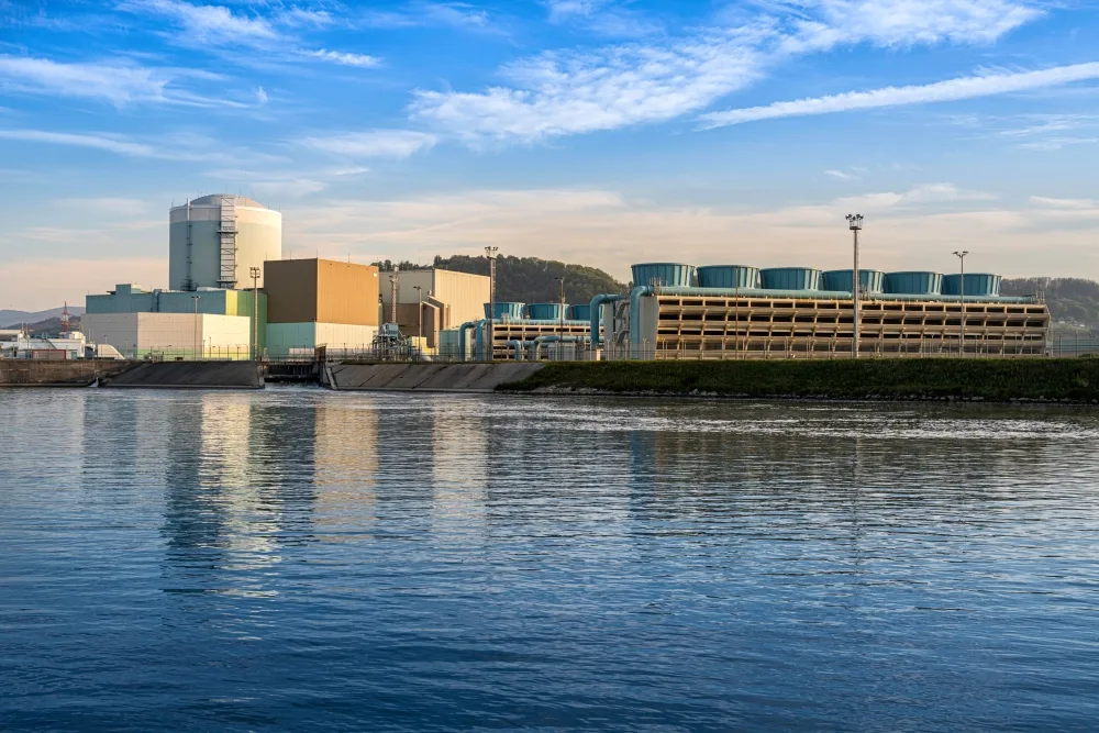 Nuklearna elektrarna Krško, v ospredju reka Sava