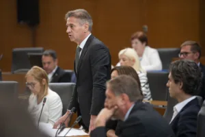 Golob odgovarjal na poslanska vprašanja: Opozicija o zastoju, premier o razvoju