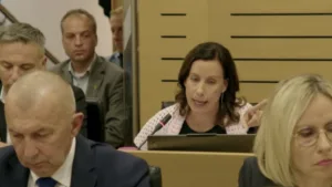 Vrhunec ponižanja za Goloba – Takole mu je zažugala svetnica župana Macedonija: “Lahko vas je sram, da so ljubljanske nutrije bolj zaščitene kot prebivalci. Tako hitro, kot ste znali pripraviti zakon o obvezni božičnici, lahko pripravite zakone za varnost