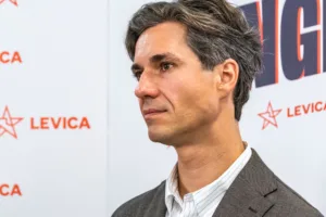 V Novem mestu ni slišal pozivov k odstopu, zdaj zoper Mesca, ki se brani s tujim perjem, interpelacijo vlagata NSi in SDS