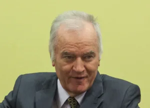 Konec ere: Ratko Mladić na robu življenja v haaški bolnišnici