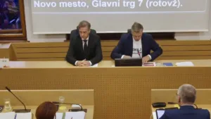 Novo Mesto je vstalo v žalovanju – Župani enotni v sporočilu Golobu, vladi in organom pregona: “Dovolj je!” (VIDEO)