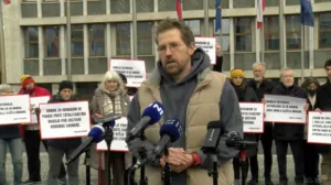 Levi nevladniki pozivajo poslance proti Šuterjevemu zakonu, Golobu očitajo odsotnost dialiga, kolesarijo še ne