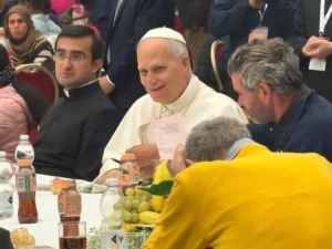 Papež Leon XIV. na kosilu ob svetovnem dnevu ubogih ni “surovo zavrnil” “trans žensk”