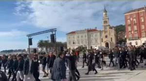 Več tisoč ljudi protestiralo v Splitu, pritisk tudi na politiko v Zagrebu