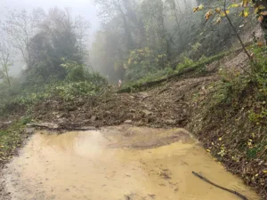 Na Severnem Primorskem zaradi obilnih padavin zemeljski plazovi in poplavljeni objekti. Jutri možen sneg do nižin