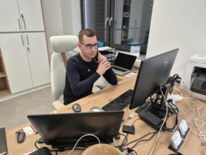 Kako detektivi lovijo kršitelje bolniških odsotnosti in kakšen učinek ima na preprečevanje zlorab