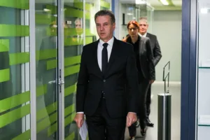 Prej je spal in ignoriral, zdaj pa se Golobu z Romi tako mudi, da bo z represivnim zakonom povozil praktično celotno stroko