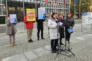 Ko se država postavi med mame in življenja njihovih otrok