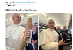 Papež Leon XIV. na letalu s kijem. Kaj je z njim počel?