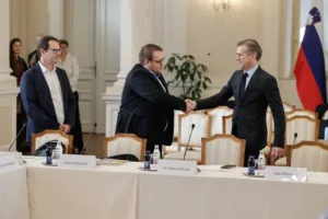 Dolgotrajna oskrba je vladni PR spin – Kako Golobov manever rešuje Maljevca, ki bi moral odstopiti?