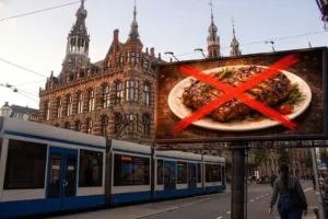 Amsterdam prepoveduje oglase za meso, gorivo in letala: ko zrezek enačijo s cigareto