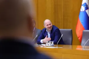 Od komentarja frizur do »cigo jedan«, razprava o sistemski korupciji v DZ tik pod vreliščem