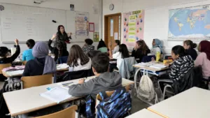 Slovenske šole niso “à la carte”: kje so meje prilagajanja zaradi vere, veganstva in jezika?