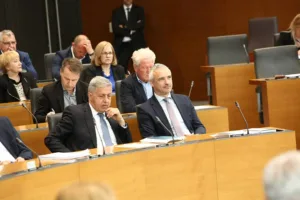 5 najbolj udarnih citatov z današnje seje o znižanju davkov