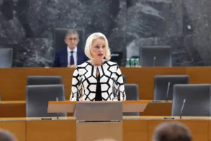 Ker še nima službe, bo Urška Klakočar Zupančič dobivala dobrih 5 tisočakov, nekaj manj Jonas, Kordiš, Hoivik in 15 drugih