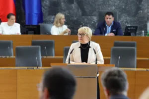 Še pred nastopom vlade zapreti vprašanje pokopa: Zakon, ki Ljubljano šele zares dela “mesto Heroj”