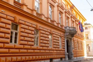 Gibanje Svoboda izgubilo prvo bitko na ustavnem sodišču. Na obzorju že drugi poraz