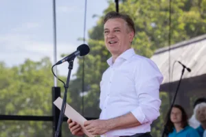 Robert Golob še ni prebolel poraza, politične sopotnike poziva k poenotenju proti “temačni” vladi
