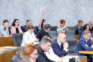 Poslanke Svobode, ki so se prepoznale v “pocestniškem obnašanju”, nad Zorana Stevanovića. Kaj so počele (video)