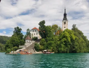 Skoraj 500 € za družinski ogled Bleda, Postojnske jame in Predjamskega gradu! So šli z navijanjem cen predaleč?