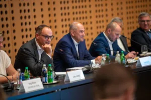Anketa Dela: koalicija bolje kot pretekla meseca, Logarjevi Demokrati se pobirajo