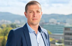 Golobovega direktorja v Romuniji s kamero posneli, kako napiše znesek domnevne podkupnine