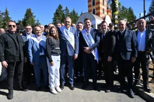 Kaj vse je narobe s srečanjem predsednika DZ Stevanovića z Dodikom na cerkveni slovesnosti v BiH