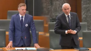 Prvi duel tega mandata med Golobom in Janšo: “Sramotite nas v svetu”. “Pošiljali ste denar, ki je šel Hamasu”