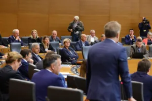 Septembrske ankete: levi in desni pol izenačena, razlika med SDS in Svobodo vse večja