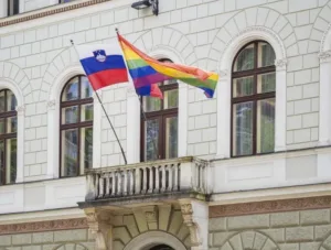 Konec mavričnih, ukrajinskih, palestinskih, izraelskih … zastav na državnih stavbah? Resnica bi jih snela, odločilni so lahko Demokrati
