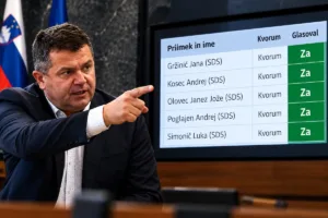 Župan iz vrst SDS ostro nad poslance lastne stranke zaradi glasovanja o nezdružljivosti funkcij: »To so idioti!«
