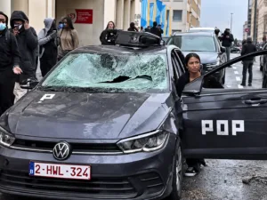 Izgredniki in aktivisti uničujejo v imenu levice. A na oblast bodo pomagali desnici