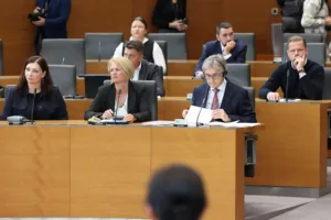 Logarjevi Demokrati skupaj z Golobovo Svobodo povozili Janšo in Vrtovca