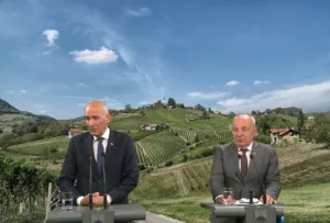 Na sončno delovno nedeljo Janša prišel s kopico dobrih novic in napovedjo novega referenduma