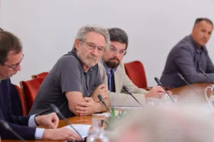 Sindikalni aktivizem v šolah: Je zbiranje referendumskih podpisov in ideološko nagovarjanje šolajočih sprejemljivo?