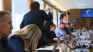 Ne zgolj z besedami, zdaj se obmetavajo že s predmeti: Sukičeva proti Mahniču vrgla poslovnik (video)